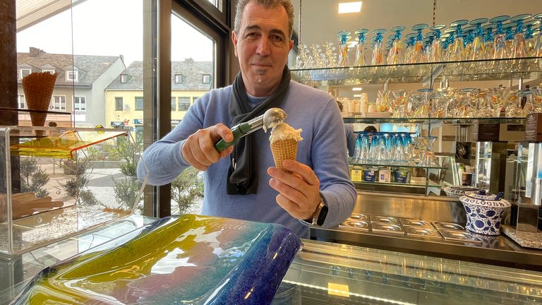 Fabio Qiko betreibt drei Eiscafés in Gerolstein. Im Café Di Piu am Brunnenplatz bietet er auch Crêpes und belegte Toasts an. Eine Kugel Eis kostet bei Quiko 1,50 Euro.  (Foto: SWR, Christian Altmayer )