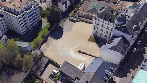 Die Petrusstraße in Trier im Juli 2023. Die geschotterte Fläche beträgt rund 2.500 m².  (Foto: SWR, Google Earth)