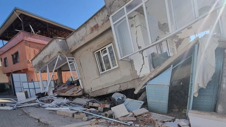 Kaum ein Haus steht noch im Erdbebengebiet in der Türkei. (Foto: MMS Humanitas)