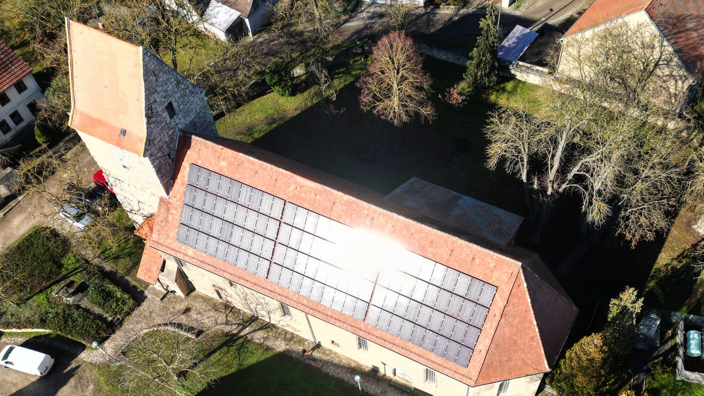 Eine Solaranlage auf einem Kirchendach. (Foto: dpa Bildfunk, picture alliance/dpa | Bodo Schackow)