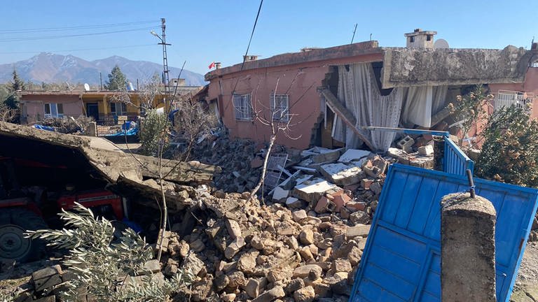 Die Menschen können nicht mehr in die eingestürzten oder einsturzgefährdeten Häuser zurückkehren ... (Foto: MMS Humanitas)