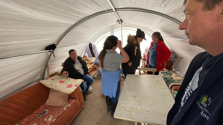 ... deshalb leben sie in Zelten, die dringend benötigt werden. (Foto: MMS Humanitas)