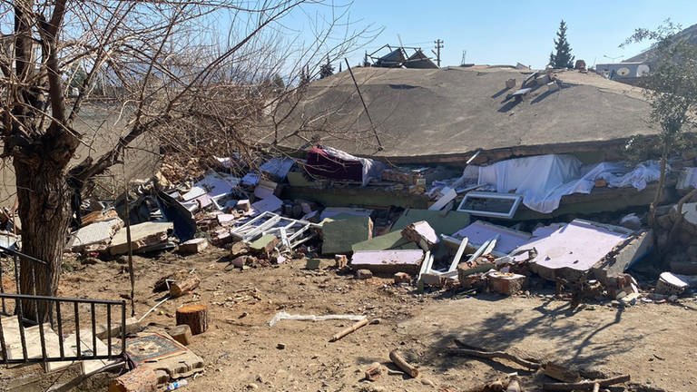 In Altınüzüm in der Provinz Gaziantep gibt es nichts außer Zerstörung. Unter den Trümmern werden noch zahlreiche Vermisste vermutet. (Foto: MMS Humanitas)