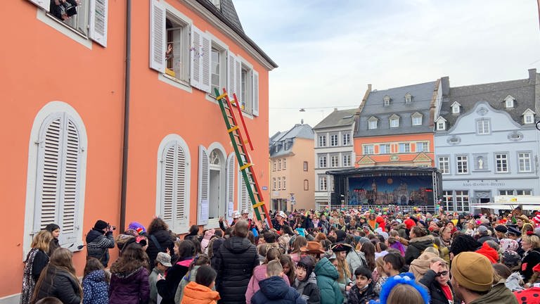 Rathauserstürmung in Wittlich am Weiberdonnerstag, (Foto: SWR, Andrea Meisberger)