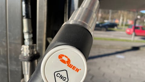 Die Tankstelle in der Zurmaiener Straße ist die einzige in der Region Trier mit einer Zapfsäule für Erdgas.  (Foto: SWR)
