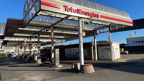 Die Tankstelle in der Zurmaiener Straße ist die einzige in der Region Trier mit einer Zapfsäule für Erdgas.  (Foto: SWR)