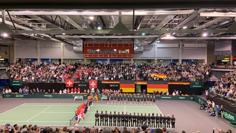 Davis Cup Trier - Totale Begeisterung in der Arena. Die Fans der deutschen und schweizer Mannschaft schmetterten die Nationalhymne. (Foto: SWR)