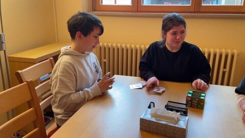 Jan Philipp und Lilli spielen im Hort-Heiligkreuz Karten. (Foto: SWR)