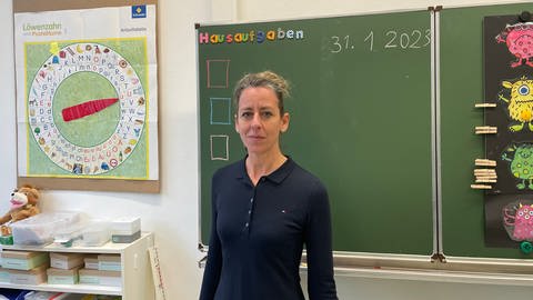 Die stellvertretende Schulleiterin der Grundschule Trier-Heiligkreuz, Jasmin Bonaventura , wünscht sich mehr Räume für die Schule. (Foto: SWR)