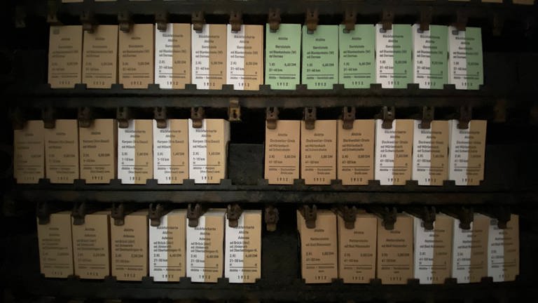 Die "Edmondsonschen-Fahrkarten" - feste Pappkarten statt flatterigen Zetteln - sind exakt den echten Fahrkarten von 1973 nachempfunden. Sie können als Souvenirs gekauft werden. (Foto: SWR, Anna-Carina Blessmann)