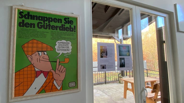 Alte Plakate aus Bahnhöfen im Bistro ... (Foto: SWR, Anna-Carina Blessmann)