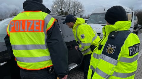 Die Bundespolizei hat auf dem Markusberg in Trier eine Kontrollstelle aufgebaut. Die Beamten sind auf der Suche nach illegal eingereisten Menschen.  (Foto: SWR, Christian Altmayer )