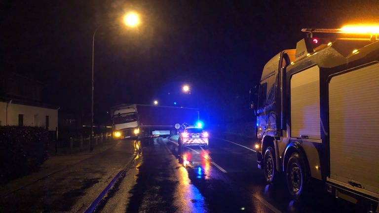 In Lünebach in der Eifel blockierte ein festgefahrener LKW die Ortsdurchfahrt. (Foto: Polizei Prüm)
