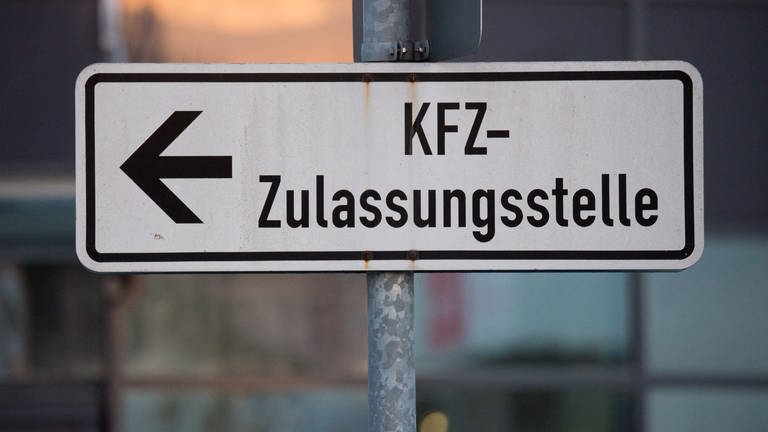Symbolbild: Ein Straßenschild weist auf die Kfz-Zulassungsstelle hin.