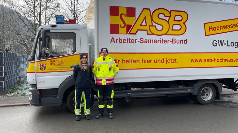 Verenice Lang und Bernd Görgen stehen vor dem Transporter des ASB. (Foto: SWR)