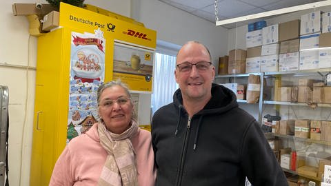 Im Tiefkühlmarkt verkaufen Mitarbeiterin Hedwig Carpagne und Inhaber Kurt Hennig  nicht nur gefrorene Pizzen - sie bieten auch Post-Service an und lagern Pakete.
