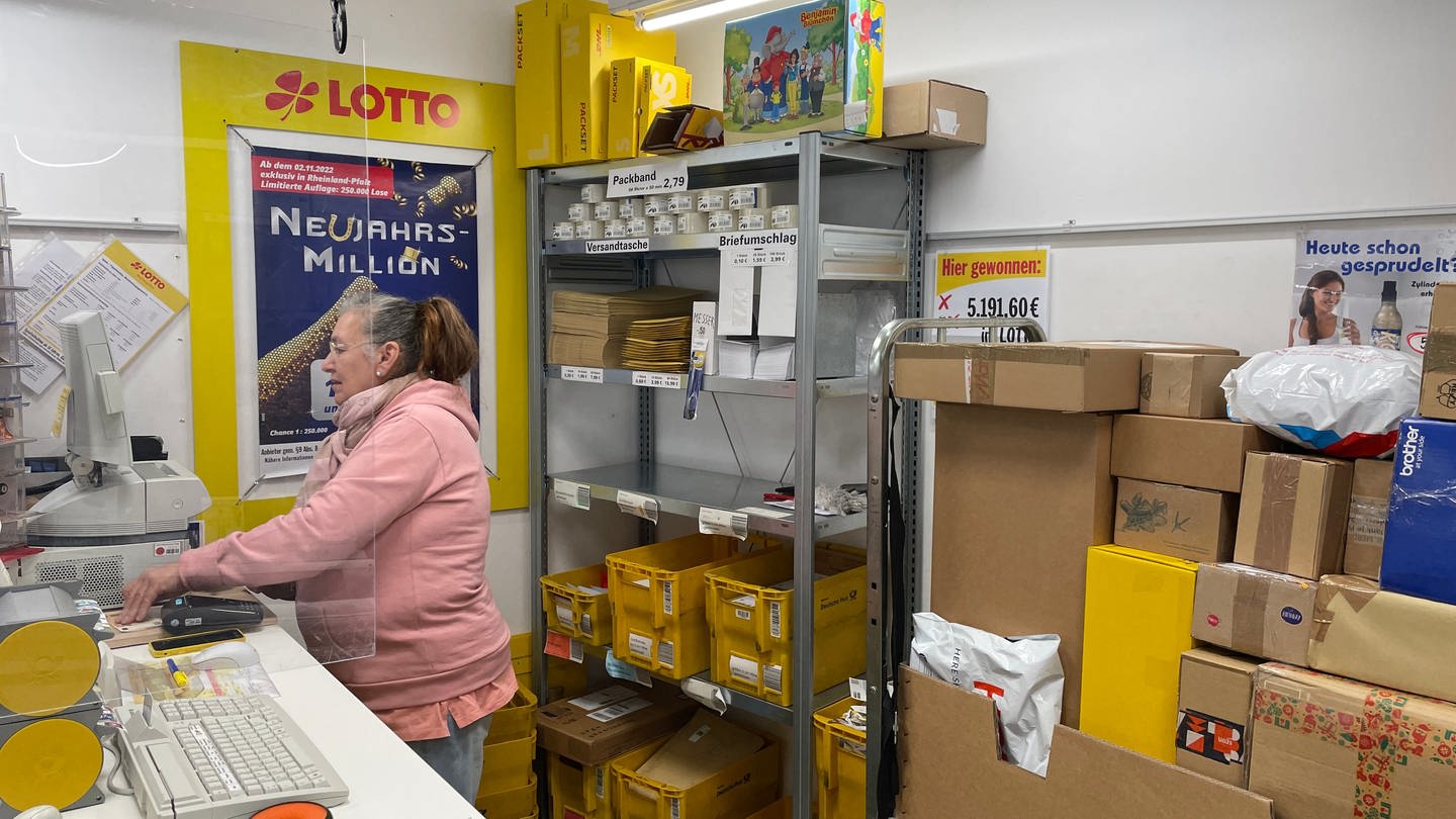 Im Tiefkühlmarkt von Kurt Hennig können Kunden auch Post-Pakete abholen oder Briefe aufgeben. (Foto: SWR)