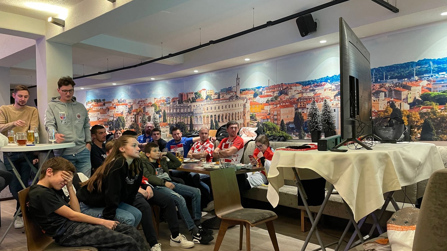 Kroatische Fans aus Trier verfolgen in einem kroatischen Restaurant das Halbfinale der Fussball-WM in Katar (Foto: SWR)