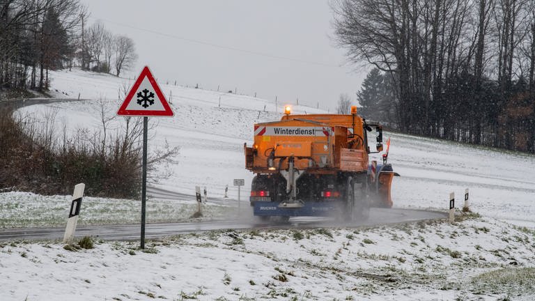 Die Winterdienste in der Region Trier sind auf Schneefall vorbereitet  (Foto: picture-alliance / Reportdienste, dpa Bildfunk, picture alliance / Peter Kneffel/dpa | Peter Kneffel)