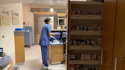 Station 22 - Arbeit auf der Intensivstation des Klinikums Idar-Oberstein  - Medikamente zählen im Medikamentenraum (Foto: SWR)