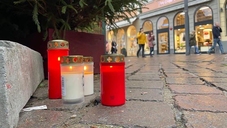 Aufgestellte Kerzen zum Gedenken an die Opfer der Amokfahrt.  (Foto: SWR, Frederik Herrmann)