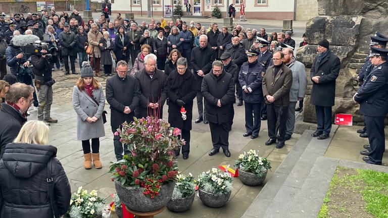 Versammlung an der Porta Nigra zum Gedenken an die Opfer vom 01.12.20 (Foto: SWR)