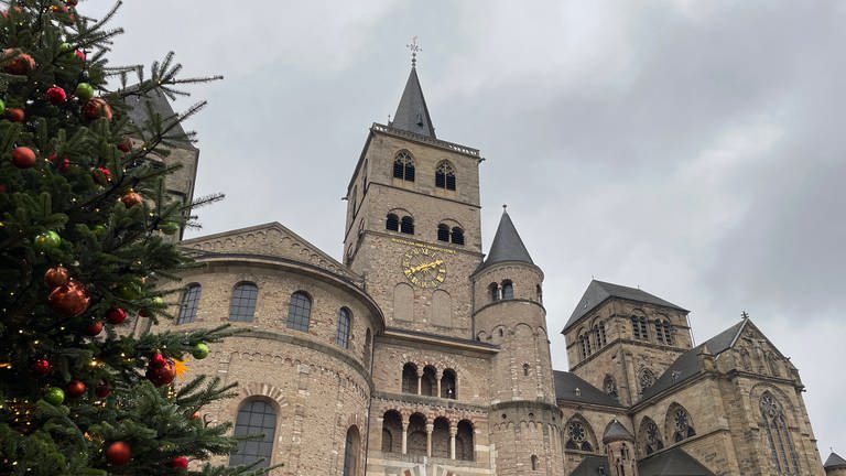 Die Glocken läuten während der Gedenkminute am Trierer Dom. (Foto: SWR, Frederik Herrmann)