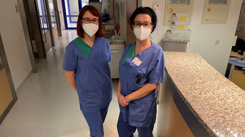 Station 22 - Arbeit auf der Intensivstation des Klinikums Idar-Oberstein - SWR Reporterin Jana Hausmann (links) und Intensivkrankenschwester Stefanie Gessner (rechts) freuen sich auf ihren Feierabend.  (Foto: SWR, Jana Hausmann)