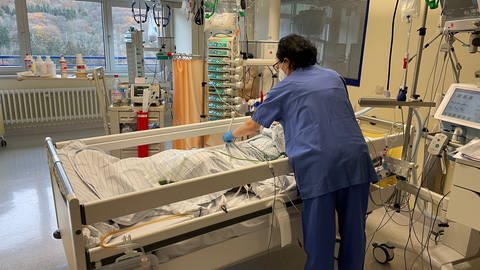 Station 22 - Arbeit auf der Intensivstation des Klinikums Idar-Oberstein - Schwester Steffi an einem Patientenbett (Foto: SWR)