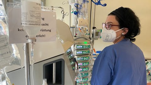 Station 22 - Arbeit auf der Intensivstation des Klinikums Idar-Oberstein - Schwester Steffi kontrolliert Infusionen und Medikamente in einem Patientenzimmer (Foto: SWR)