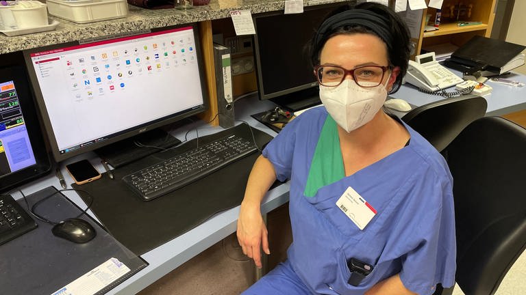 Intensivkrankenschwester Stefanie Gessner sitzt vor einem Monitor auf der Station 22 im Klinikum Idar-Oberstein. (Foto: SWR)