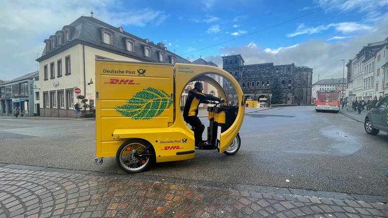 Die Post will ihre Paket- und Briefzustellung CO2-neutral in der Trierer Innenstadt abwickeln und testet neue Lastenräder (Foto: SWR, Ludger Peters)
