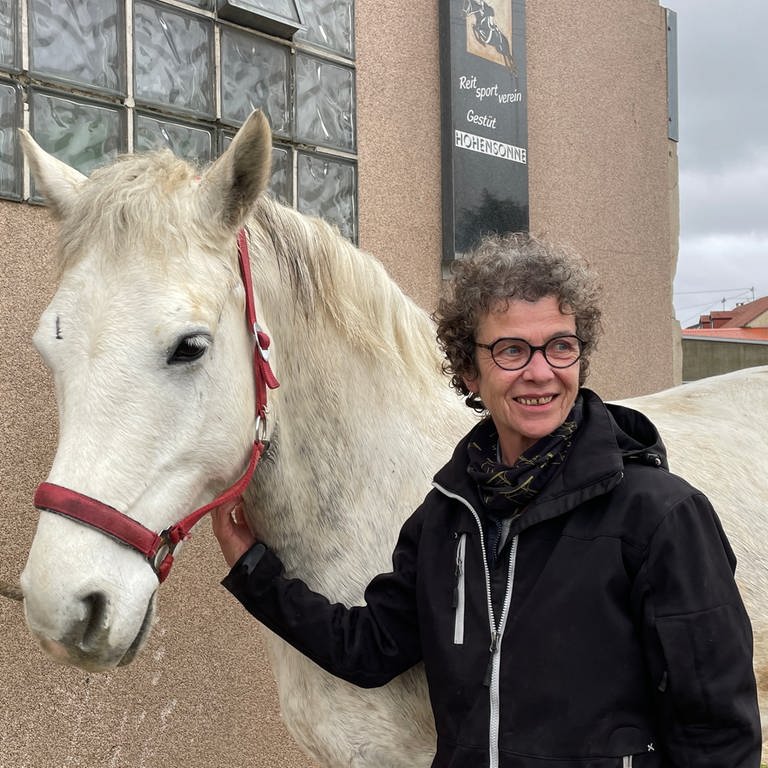 Marie-Josée Schaack zusammen mit ihrem Pferd auf dem Gestüt Hohensonne in Trier. (Foto: SWR, Naber Solveig)
