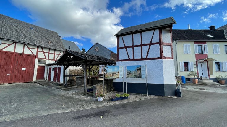An vielen Stellen in Gehlweiler finden Besucher Schautafeln, auf denen man sieht, wie das Dorf als Filmkulisse aussah (Foto: SWR, Lara Bousch)