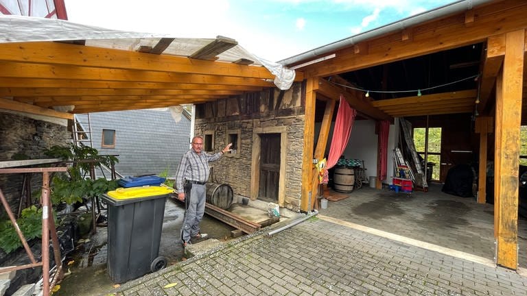 Heribert Dämgen zeigt eine Kulisse, die ein Bewohner von Gehlweiler aufbewahrt hat, weil sie ihn an die Zeiten, in denen in Gehweiler gedreht wurde, erinnert (Foto: SWR, Lara Bousch)