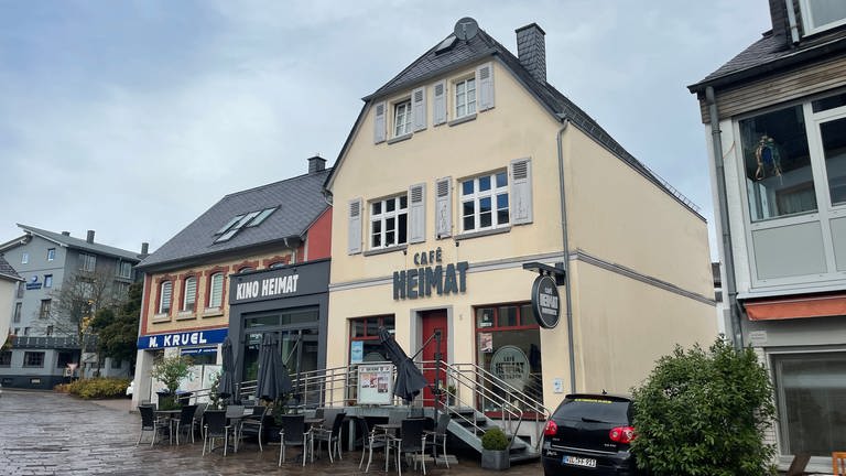 Im Elternhaus von Edgar Reitz befindet sich heute das Café und das Kino-Heimat. Das Café ist ein Begegnungsort und das wohl kleinste Kino in Rheinland-Pfalz