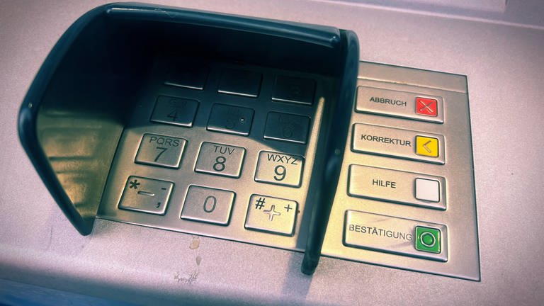 Das Amtsgericht Wittlich hat eine Bande von Geldautomatenknackern verurteilt, die versucht haben einen Automaten in Daun aufzubrechen. (Foto: IMAGO, mix1)