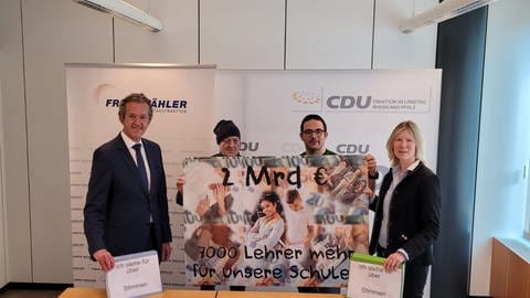 Reiner Schladweiler (zweiter von links) hat die Petition an die Fraktionen der Freien Wähler und der CDU im Landtag überreicht.  (Foto: Landeselternbeirat )