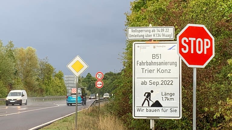 Ein Schild weist auf die Fahrbahnsanierung der B51 zwischen Trier und Konz hin (Foto: SWR)