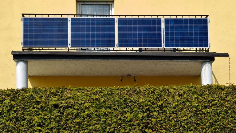 Solarpanele am Balkon: So können Mieter Sonnenergie nutzen. (Foto: IMAGO, imagebroker)