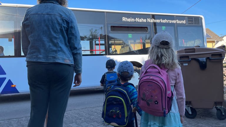 Kinder im Hunsrück warten auf den Kindergartenbus - Eltern sorgen sich um die Sicherheit ihrer Kinder weil die Busse keine Anschnallgurte haben (Foto: SWR)