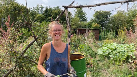 Susann Richter baut im Garten der SoLaWi Trier Gemüse an und weiß, wie man trotz der Trockenheit Gemüse mit genügend Wasser versorgt ohne, Wasser zu verschwenden. (Foto: SWR, Lara Bousch)