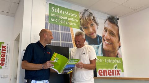 Ingo Fischer (links), Geschäftsführer von enerix Eifel-Hunsrück, berät einen Kunden für seine neue Photovoltaikanlage. Die gestiegene Nachfrage sei gerade noch zu händeln. (Foto: SWR, Anna-Carina Blessmann)