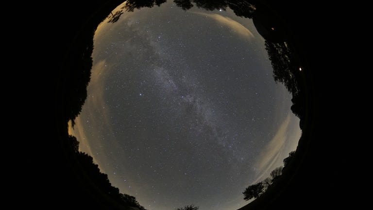 Mit einer sogenannten "AllSky-Kamera" fotografieren Astronomen den Sternenhimmel die ganze Nacht durch, um die besten Bilder zu erzielen. (Foto: Antonio Schmusch)