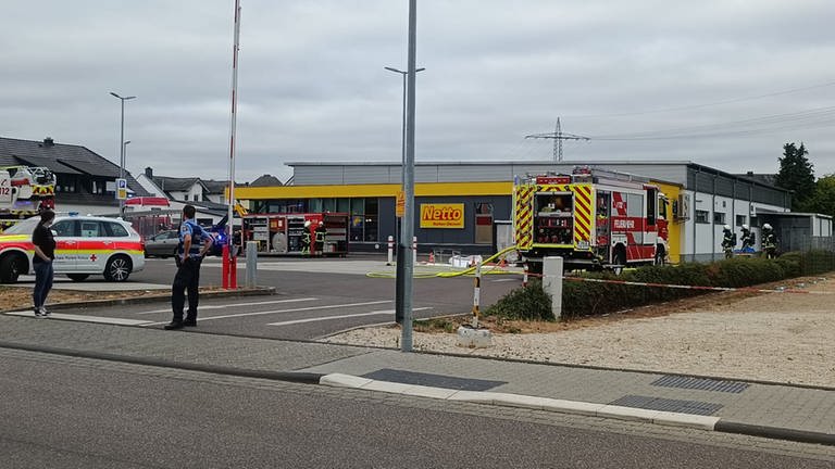 Unbekannte Substanz in Supermarkt in Trier-Pfalzel ausgelaufen (Foto: Steil TV)