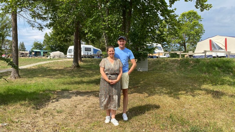 Die Gäste aus den Niederlanden auf dem Campingplatz Felsenhof von Karin van Rooijen und ihrem Mann Martin sind sehr zufrieden. (Foto: SWR, Anna-Carina Blessmann)