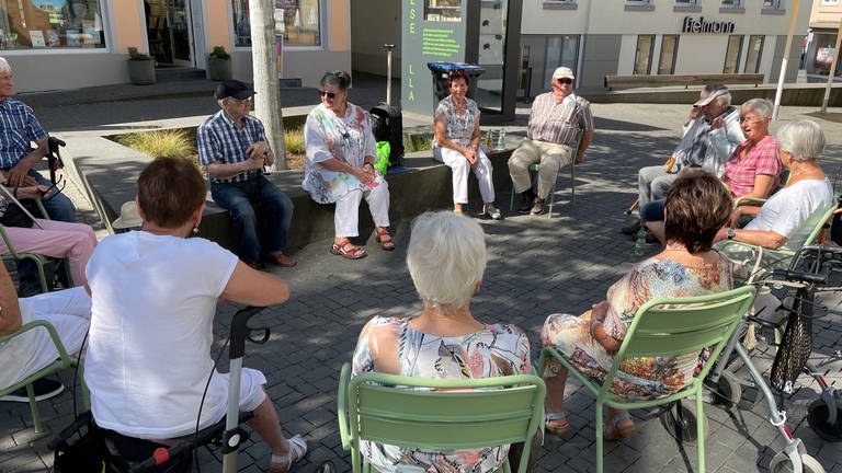 Zum Plauderspaziergang gehört auch das Gespräch mit der Gemeindeschwester im Schatten. (Foto: SWR, Nicole Mertes)