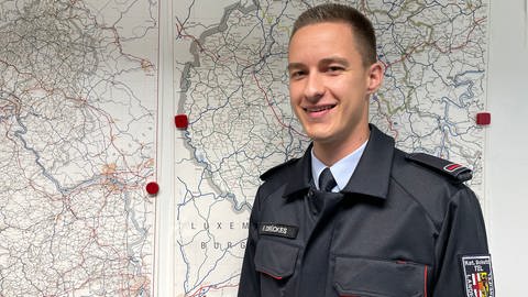 Fabian Drückes kennt sich als Berufsfeuerwehrmann mit dem Katastrophenschutz aus. Bei der Kreisverwaltung Vulkaneifel ist er nun für das Thema zuständig.  (Foto: SWR)