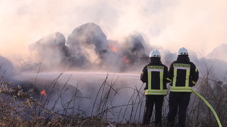Mehr als 70 Einsatzkräfte von Feuerwehr und Technischem Hilfswerk (THW) waren am Sonntagabend stundenlang in der Kenner Flur (Kreis Trier-Saarburg) im Einsatz, um rund 40 brennende Stroh-Rundballen zu löschen.