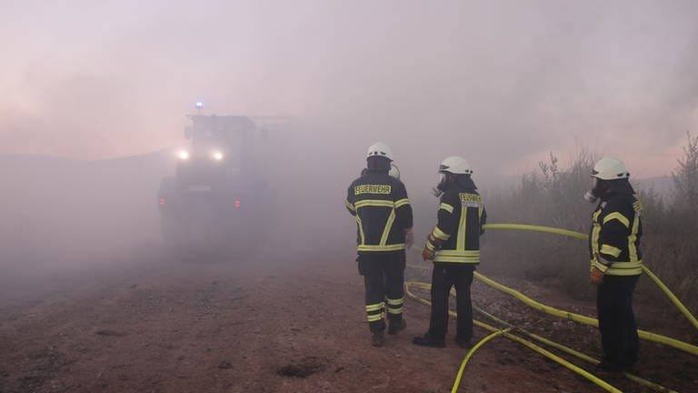 Mehr als 70 Einsatzkräfte von Feuerwehr und Technischem Hilfswerk (THW) waren am Sonntagabend stundenlang in der Kenner Flur (Kreis Trier-Saarburg) im Einsatz, um rund 40 brennende Stroh-Rundballen zu löschen. (Foto: Ernst Mettlach - Presseamt Trier)